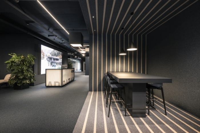 外露的电缆和吊顶系统强调了该项目的技术驱动和动感美学