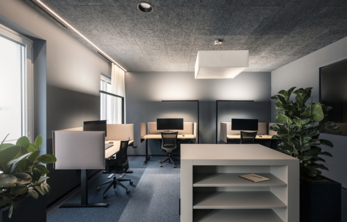 外露的电缆和吊顶系统强调了该项目的技术驱动和动感美学