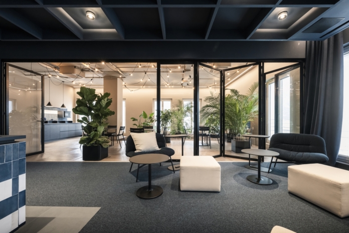 外露的电缆和吊顶系统强调了该项目的技术驱动和动感美学