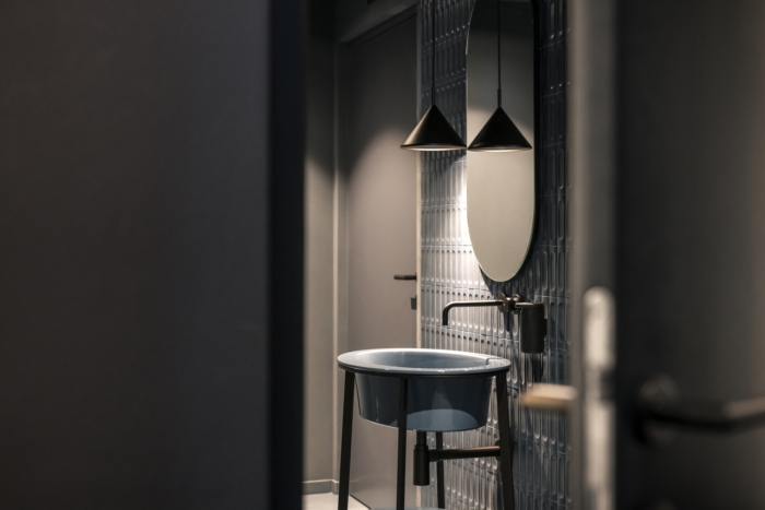 外露的电缆和吊顶系统强调了该项目的技术驱动和动感美学