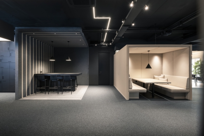 外露的电缆和吊顶系统强调了该项目的技术驱动和动感美学