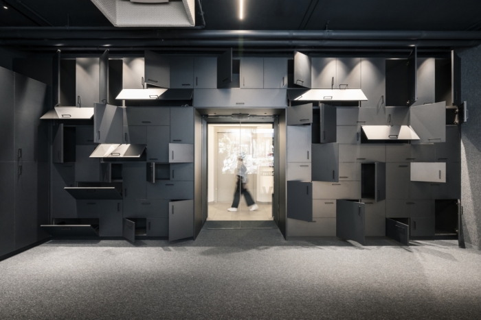 外露的电缆和吊顶系统强调了该项目的技术驱动和动感美学