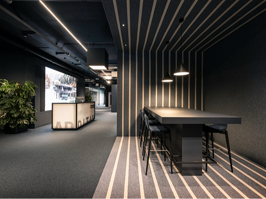 外露的电缆和吊顶系统强调了该项目的技术驱动和动感美学