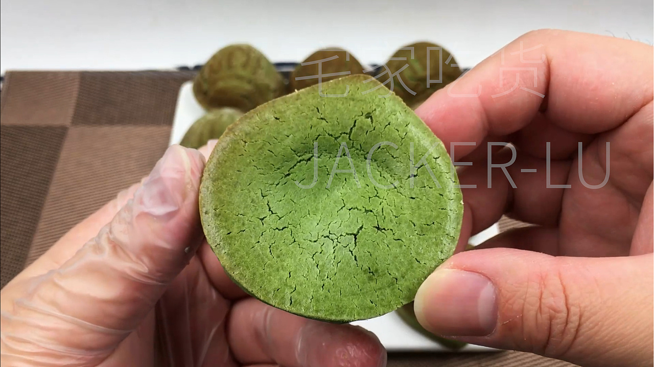 抹茶黄油栗子造型糯米糕,软糯 Q 弹,一口爱上。