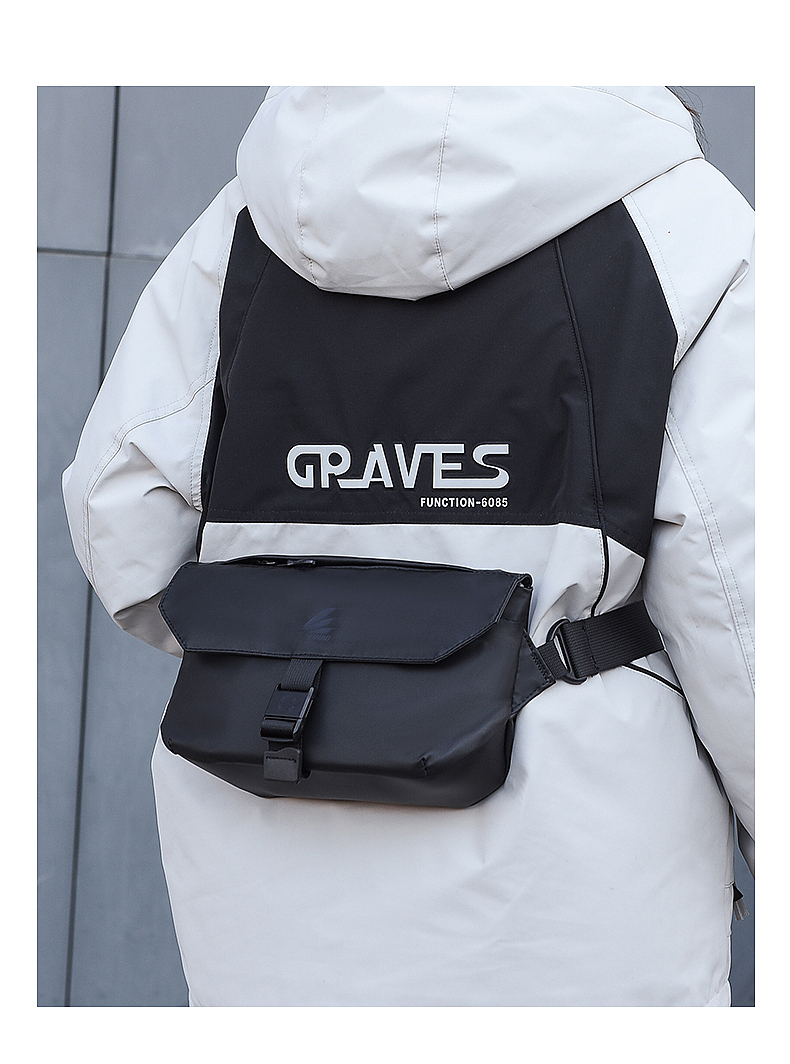 这两年邮差胸包很受欢迎 这款包也是畅销款