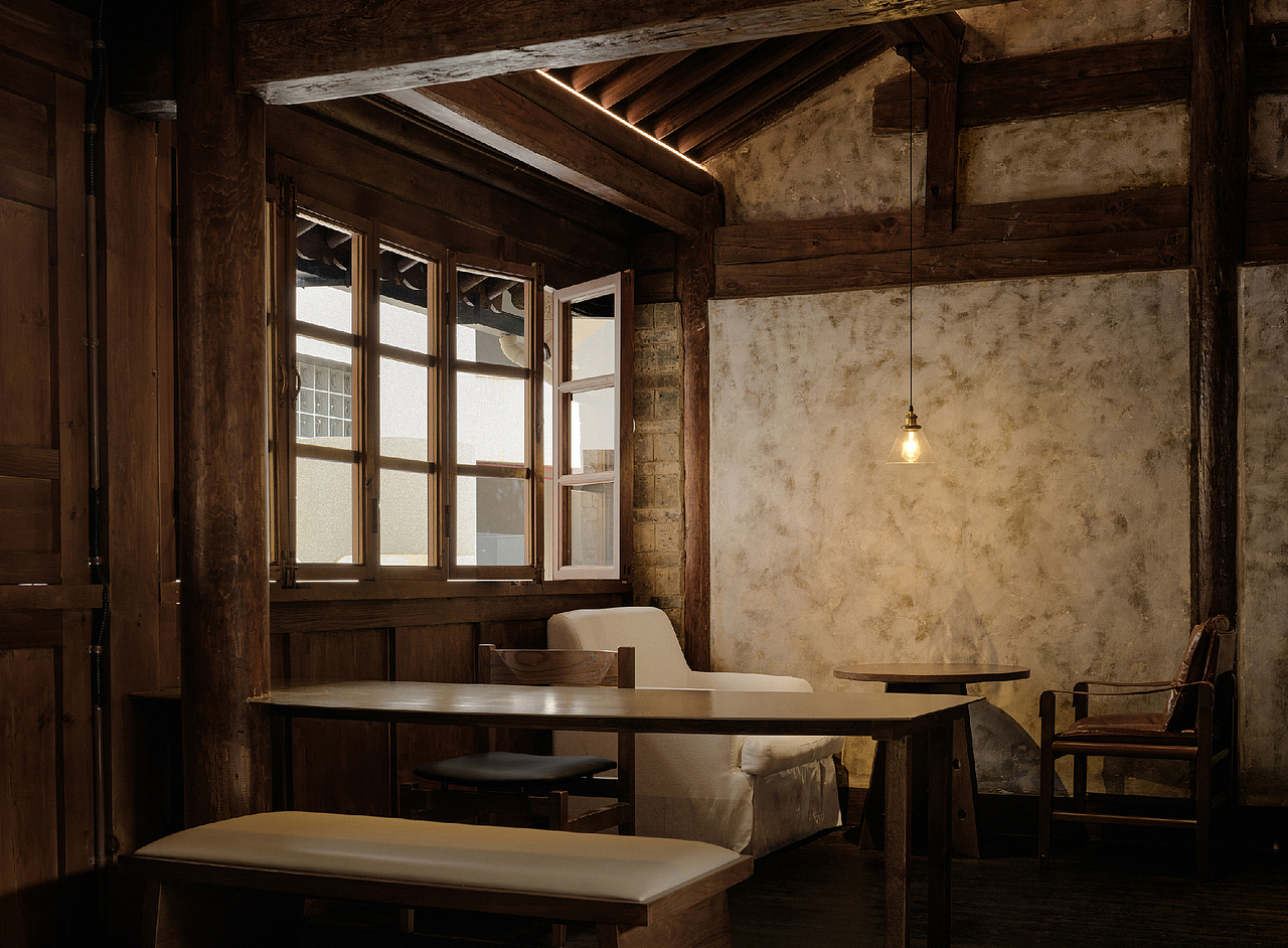 柔软的布艺座椅和清水泥抹面,不同个性的材质搭配,在酝酿一场频次相同的灵魂撞击,古老而深刻;含蓄的灯光打在泛白的墙面,在明暗交接处制造暧昧的诉说;冷光闪耀的墙面纹理与明黄的灯光触碰,就像老友相见的欢欣和长远记忆的回溯。设计师用不同材质制造惊喜,在一次次相遇中制造永恒的记忆锚点。