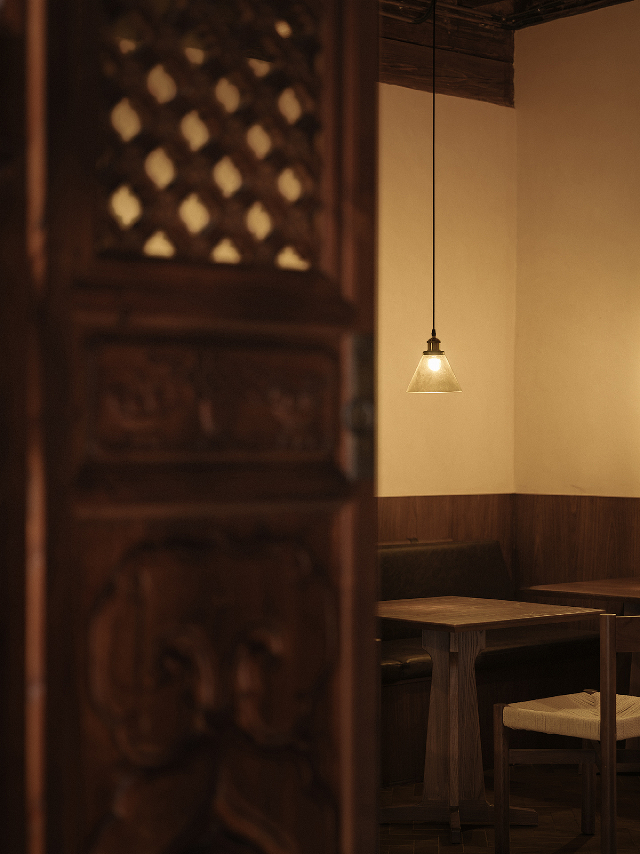 艾洛设计将古朴可读的场景解法置入空间中,用简约、平白的设计语言放大原初建筑的时间美感,在不同材质中切换、转变,制造感官惊喜和不期的相遇时刻。用素净的颜色配比刻画日常的欢欣和永恒的愉悦,不管晴天、雨天,都期待一次透彻心灵的相逢。