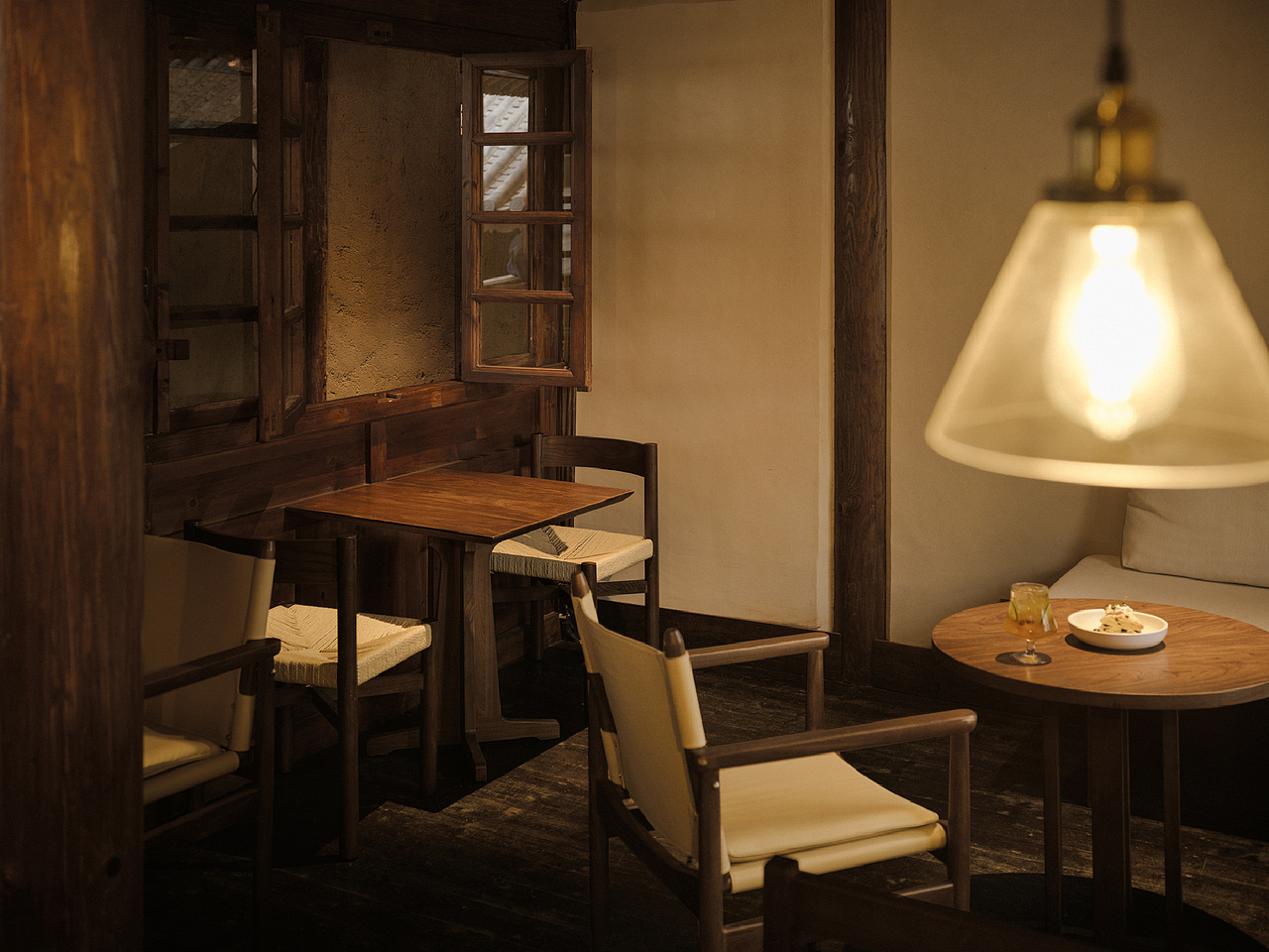 02 晴天·雨天
<br>一层比一层高的屋檐,在转角处交接,雨落三两滴,淅淅沥沥,一声一声诉说年轮的秘密,雷声雾霭袭来夏日清凉。设计师将屋檐作为二层空间的主体,讲进历史深处,来客如织,相聚 - 停留 - 散去,木窗格撞见、记录历史的轮回,只为一瓢倾心。