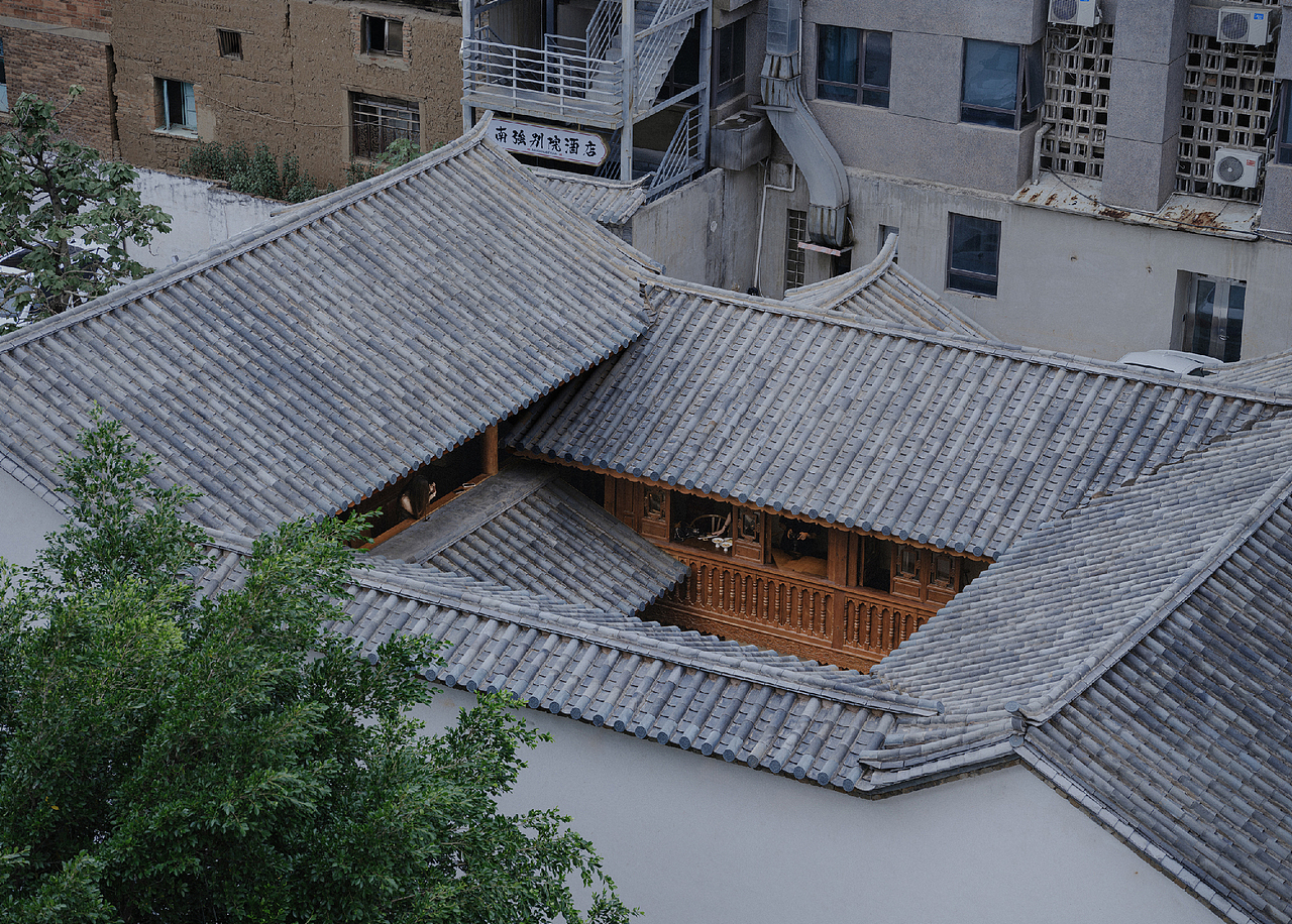 01 旧酿·新醅
<br>大馆daguan·餐酒吧的前身是一所建于1920年代的老宅子,两年前根据“修旧如旧”的原则做了原真性改造。