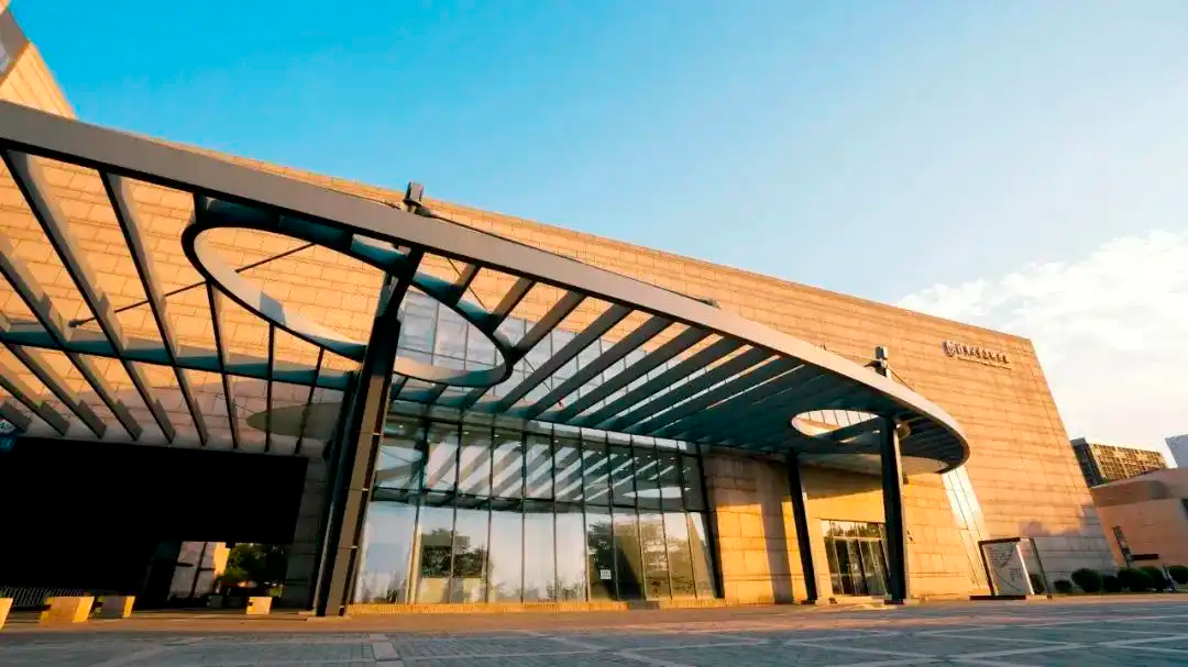 清华美院成为亚洲排名最高的艺术与设计学院/Anrealage 设计了内置电风扇的制服