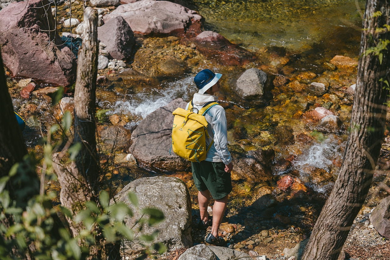 户外徒步溯溪防水包拍摄（图ZMzg4MDgzNjA4） - 产品摄影 - 站酷设计师AlexChu0321原创素材 - 站酷ZCOOL