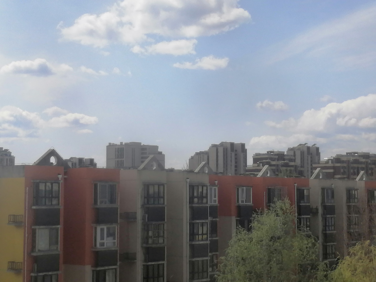 春雨后暖阳下的北京一小区