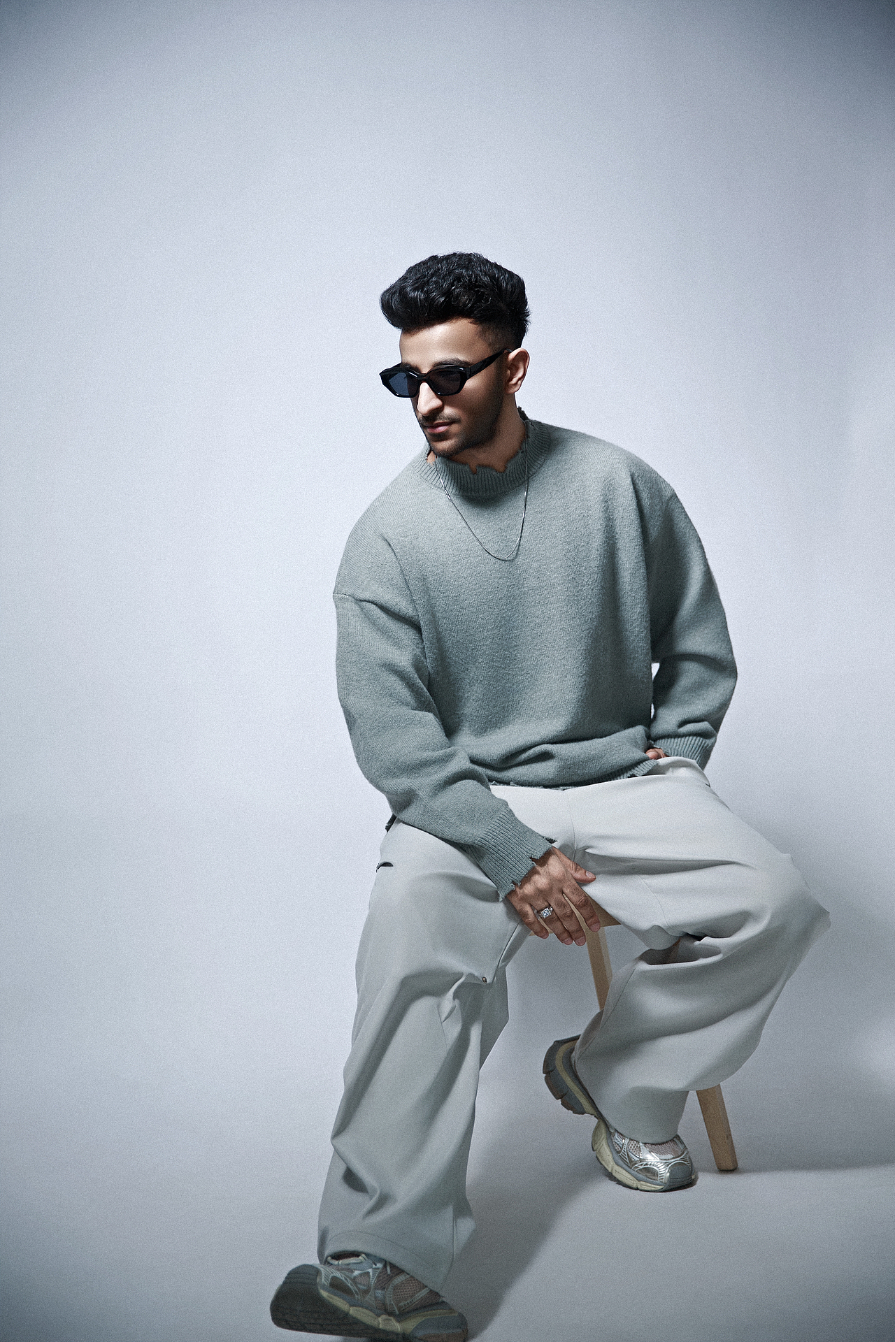 服装片一组棚拍室内