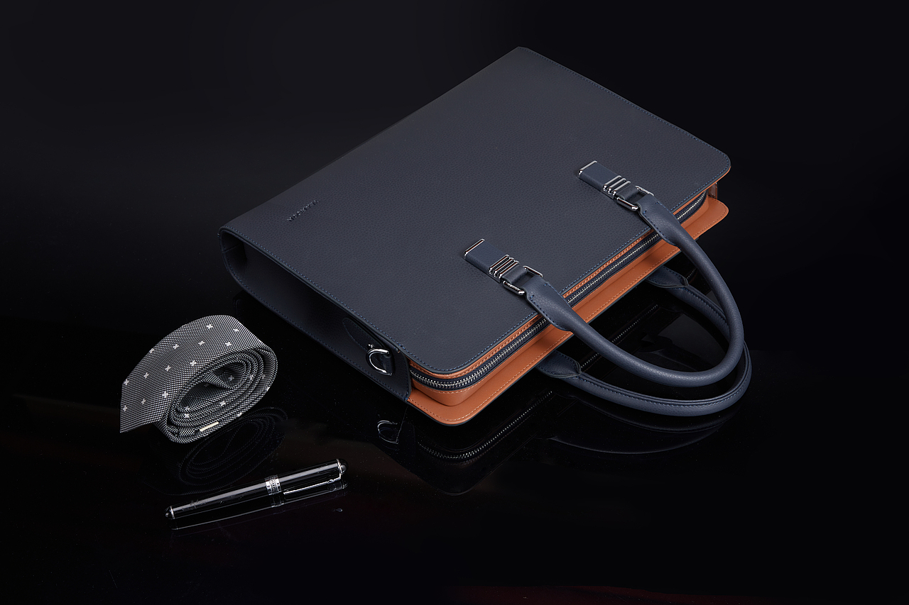 深蓝与棕皮革手提包,简约设计,尽显商务优雅格调