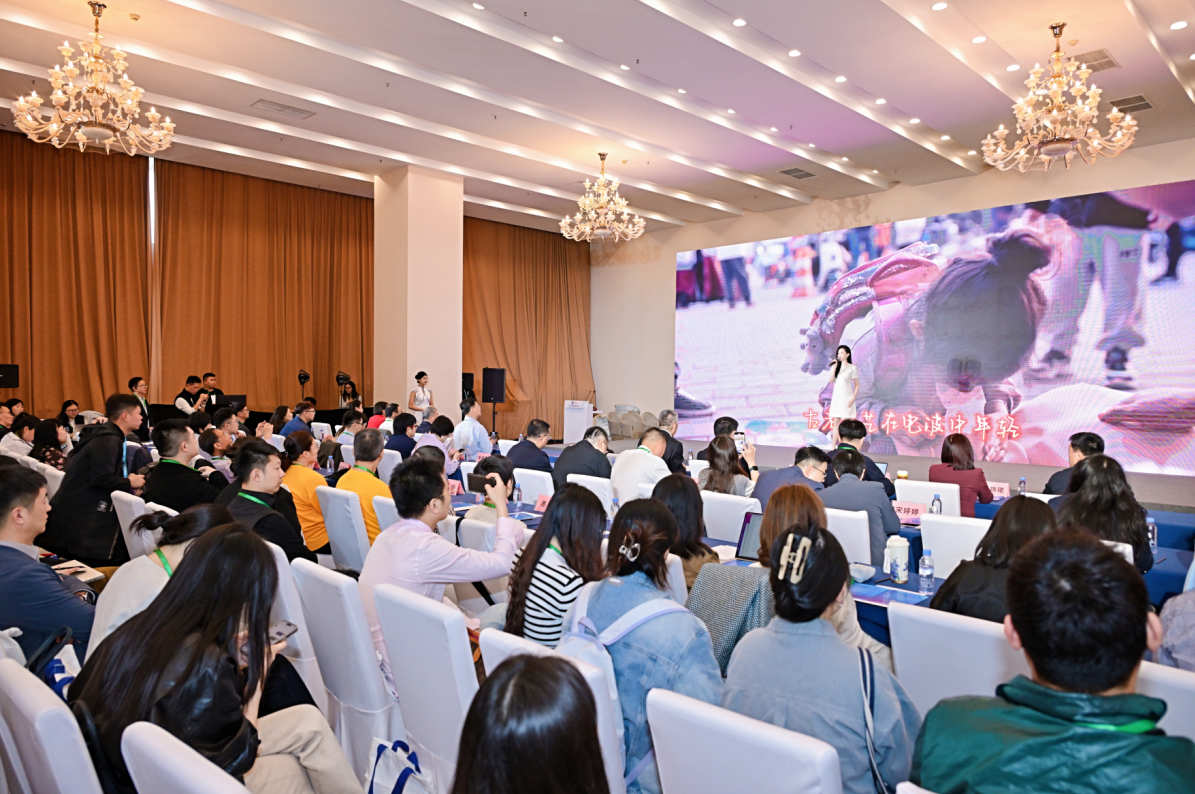 史佳蔚亮相第十二届中国网络视听大会公益论坛 献唱原创公益主题曲《星河向善》（图ZMTUwNjAxNjQ=） - 资讯 - 站酷设计师第一资讯播报原创素材 - 站酷ZCOOL