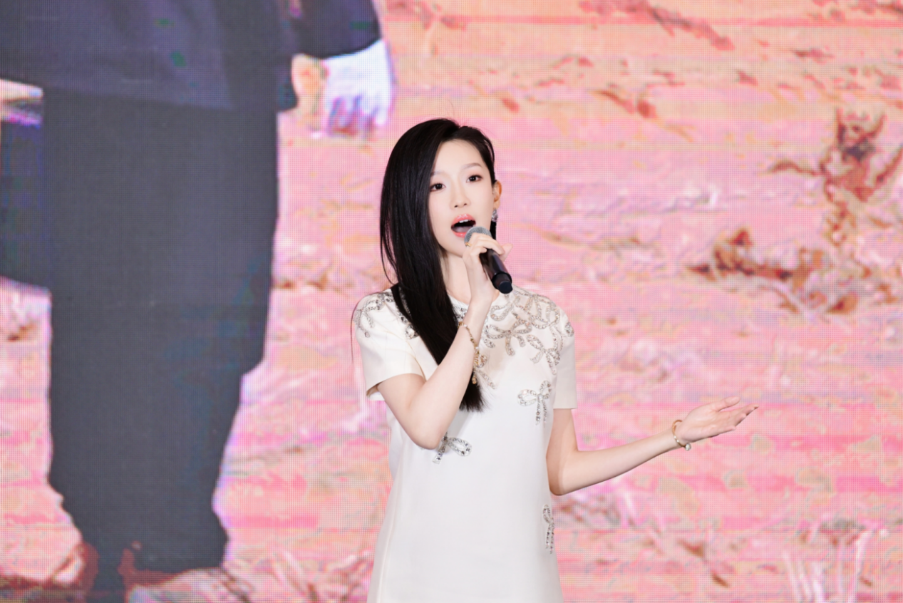 史佳蔚亮相第十二届中国网络视听大会公益论坛 献唱原创公益主题曲《星河向善》（图ZMTUwNjAxNjA=） - 资讯 - 站酷设计师第一资讯播报原创素材 - 站酷ZCOOL