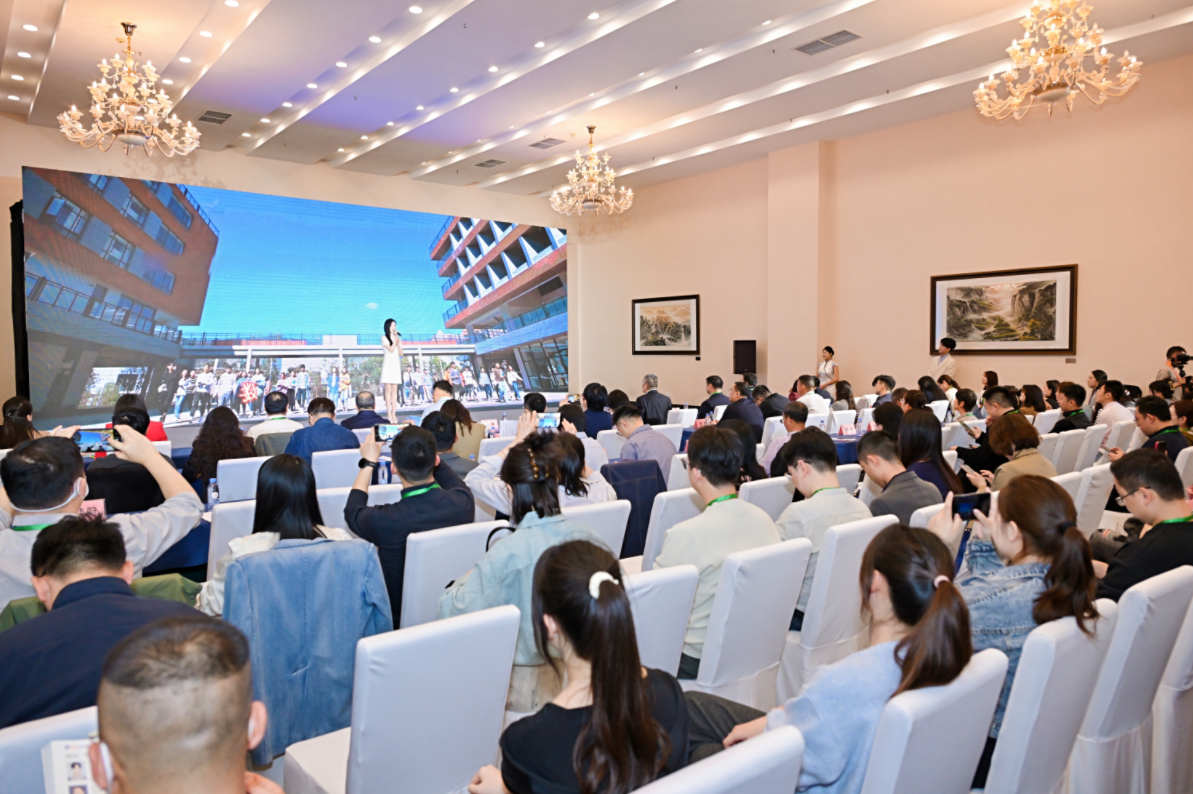 史佳蔚亮相第十二届中国网络视听大会公益论坛 献唱原创公益主题曲《星河向善》（图ZMTUwNjAxNjg=） - 资讯 - 站酷设计师第一资讯播报原创素材 - 站酷ZCOOL