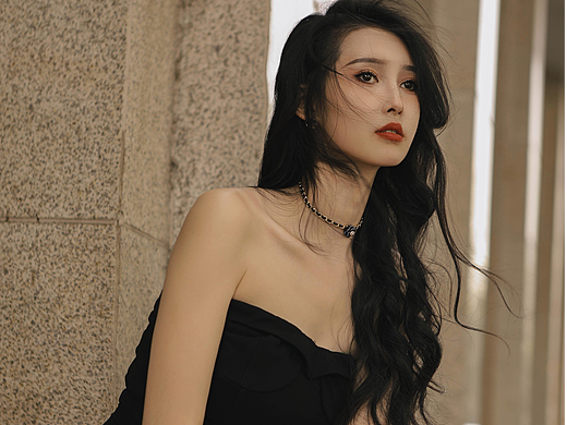 摇曳风中的玫瑰