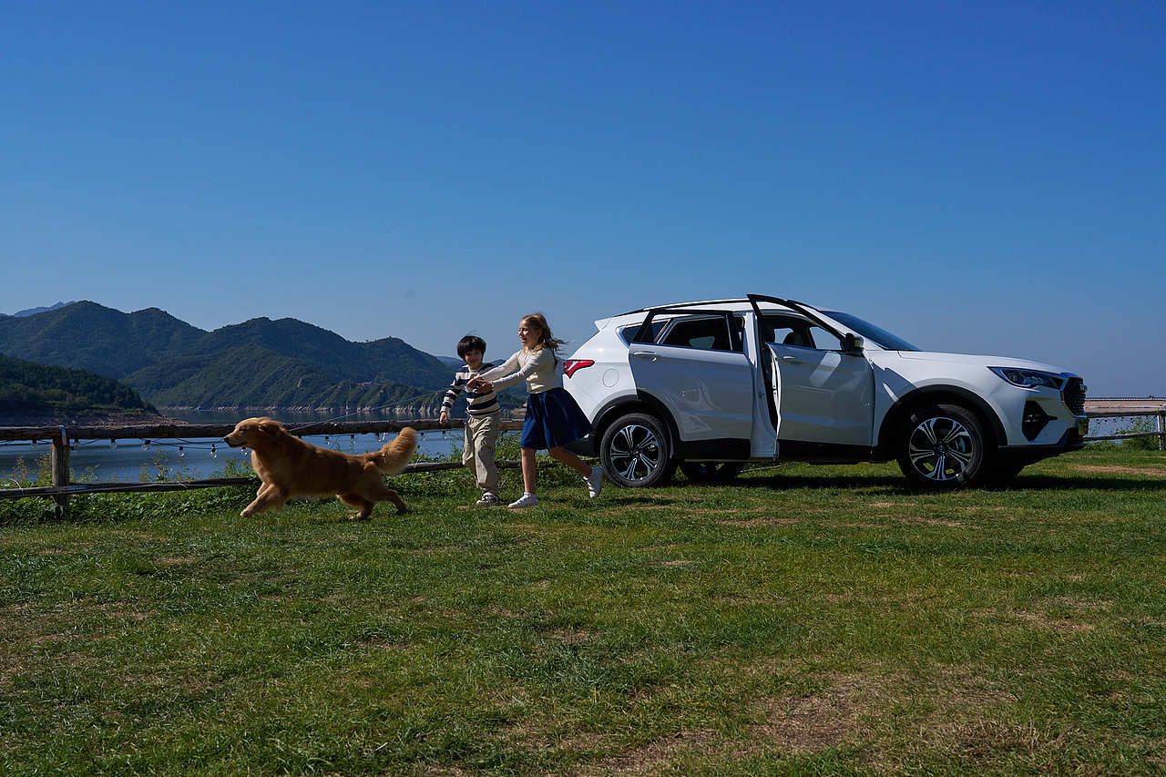 汽车美图 ｜姐弟带上狗狗和爸妈去旅行（图ZMzg4NTQ4NDIw） - 产品摄影 - 站酷设计师王昌龙WangEthan原创素材 - 站酷ZCOOL