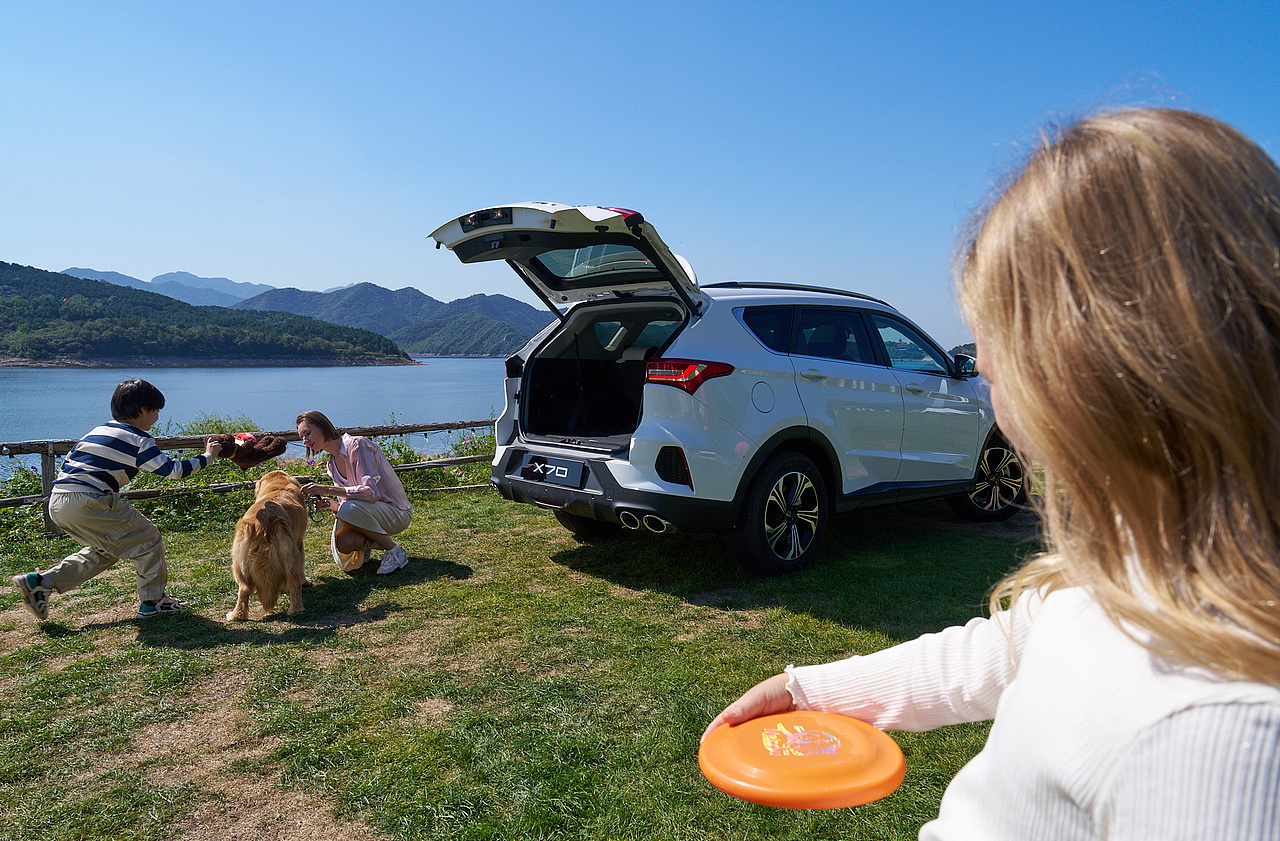 汽车美图 ｜姐弟带上狗狗和爸妈去旅行（图ZMzg4NTQ4NDQw） - 产品摄影 - 站酷设计师王昌龙WangEthan原创素材 - 站酷ZCOOL