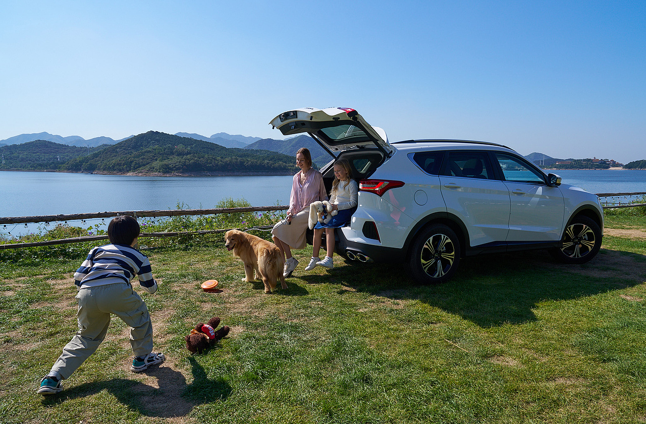 汽车美图 ｜姐弟带上狗狗和爸妈去旅行（图ZMzg4NTQ4NDM2） - 产品摄影 - 站酷设计师王昌龙WangEthan原创素材 - 站酷ZCOOL