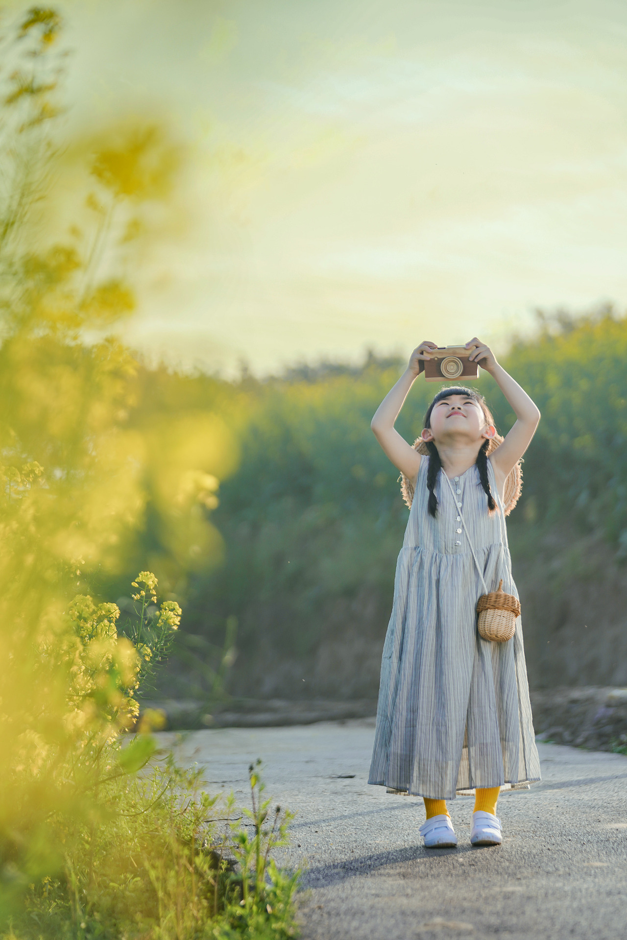 油菜花开的春天（图ZMzg4NTkzMTQ4） - 人像摄影 - 站酷设计师有田人家原创素材 - 站酷ZCOOL