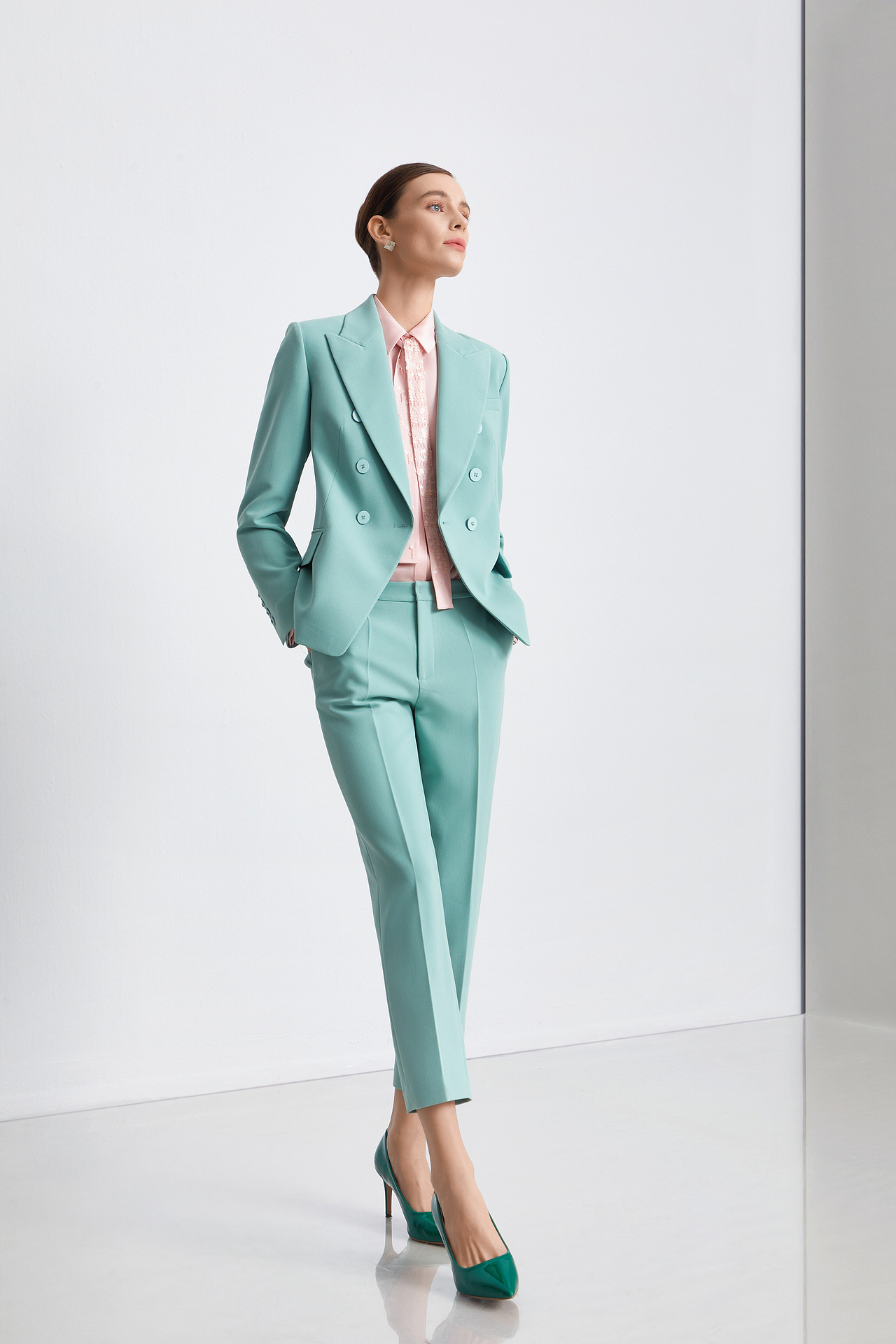 服装拍摄 | 极简背景女装LOOK拍摄（图ZMzg4NjUxOTM2） - 时尚/艺术摄影 - 站酷设计师瑞格视觉原创素材 - 站酷ZCOOL