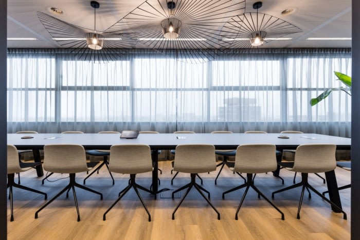 鼓励科技公司走出舒适区 选择较深的颜色营造出温暖和温馨的氛围