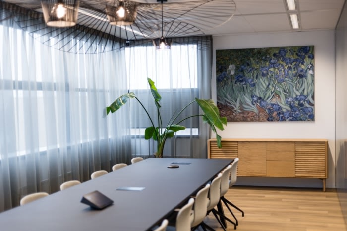 鼓励科技公司走出舒适区 选择较深的颜色营造出温暖和温馨的氛围