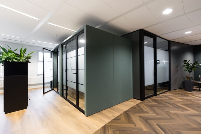 鼓励科技公司走出舒适区 选择较深的颜色营造出温暖和温馨的氛围