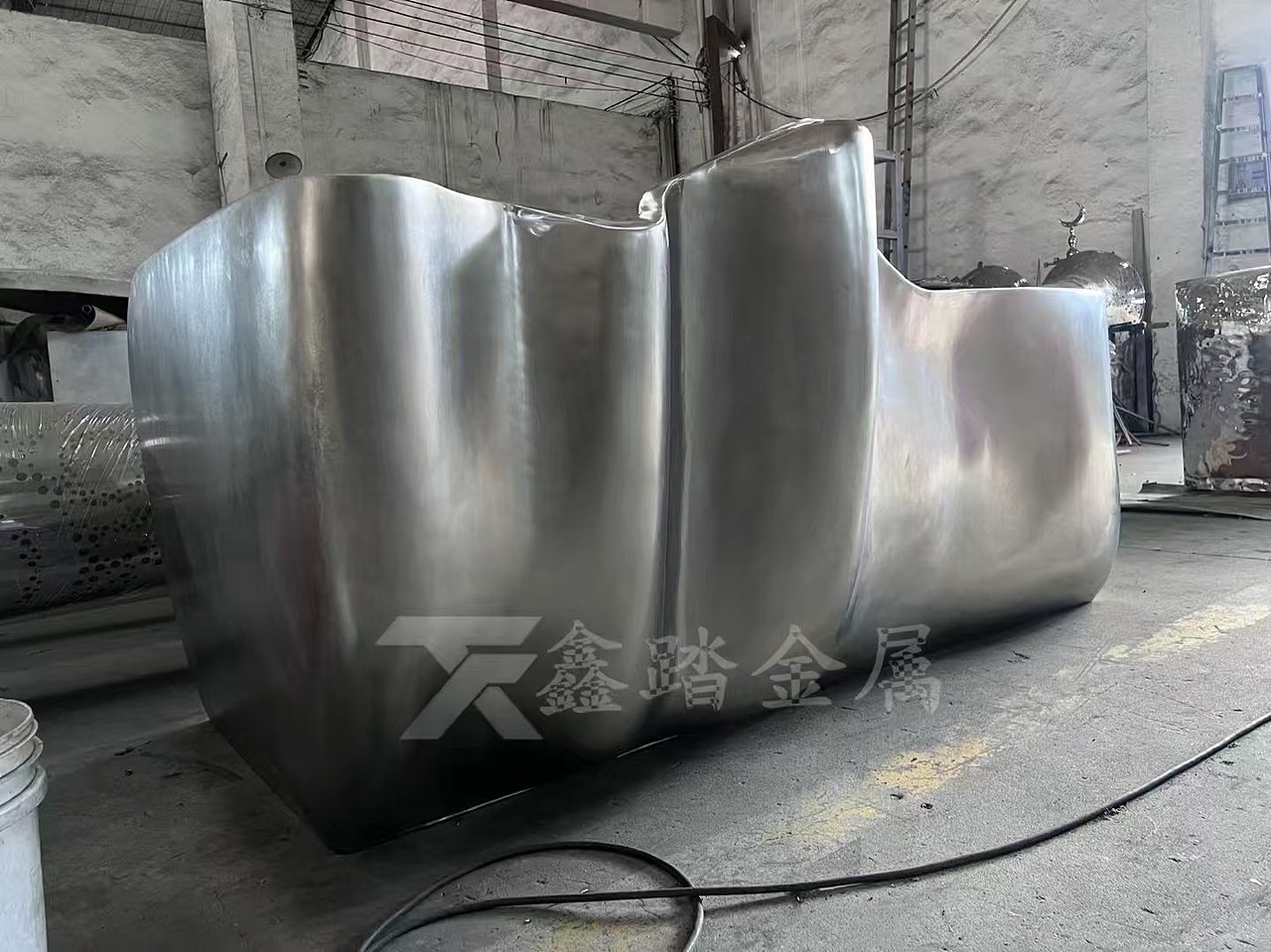 不规则波浪起伏金属吧台，流动创意不锈钢接待台（图ZMzg4NzIyNDQw） - 其他工业/产品 - 站酷设计师恒鑫踏不锈钢制品原创素材 - 站酷ZCOOL
