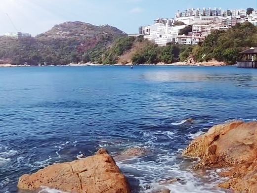 艳阳高照湖水面