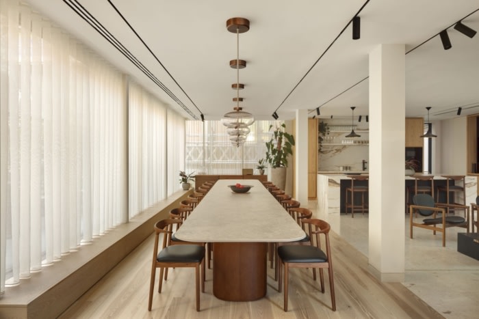 设计旨在通过分层材料和精心策划的空间重新引入温暖和触感