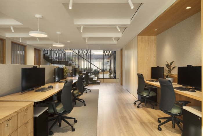 设计旨在通过分层材料和精心策划的空间重新引入温暖和触感