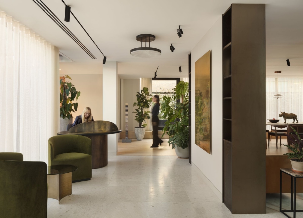 设计旨在通过分层材料和精心策划的空间重新引入温暖和触感