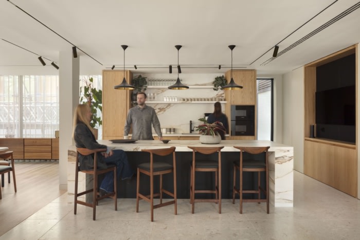 设计旨在通过分层材料和精心策划的空间重新引入温暖和触感