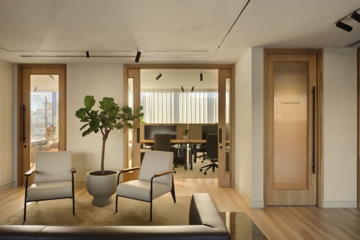 设计旨在通过分层材料和精心策划的空间重新引入温暖和触感