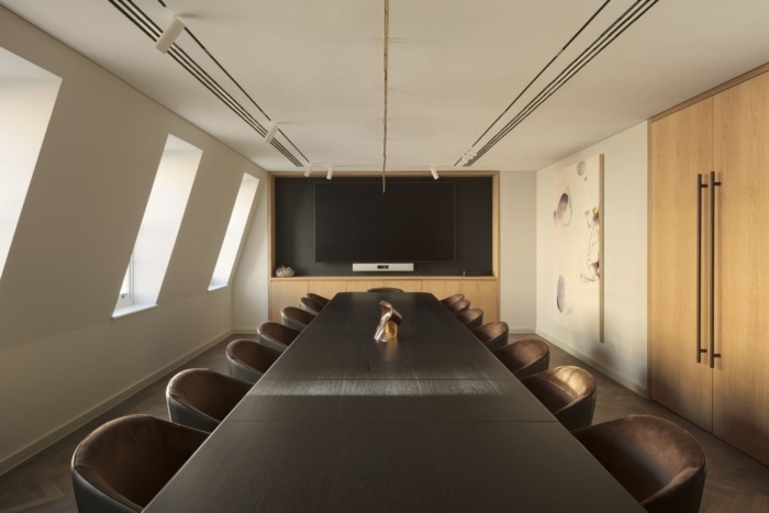 设计旨在通过分层材料和精心策划的空间重新引入温暖和触感