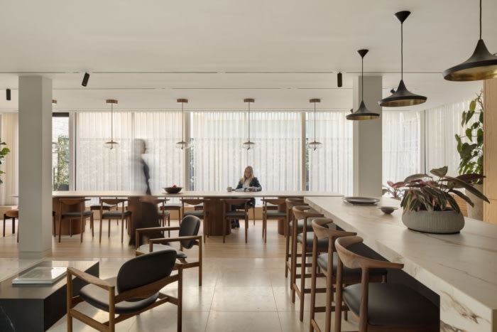 设计旨在通过分层材料和精心策划的空间重新引入温暖和触感