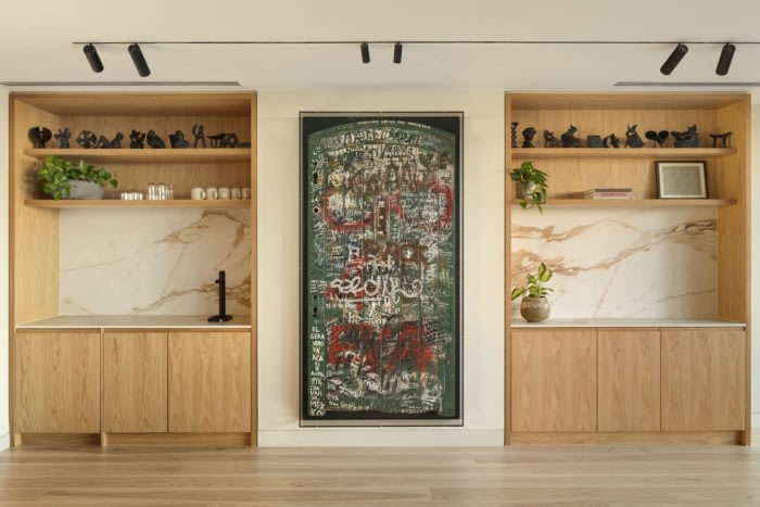 设计旨在通过分层材料和精心策划的空间重新引入温暖和触感