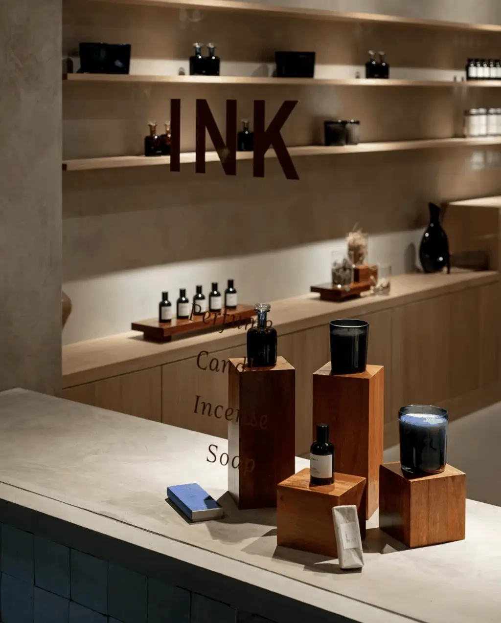 蜜雪冰城更改门店招牌颜色引争议/Perfumer H上海首店将开业/北京时装周LOGO发布