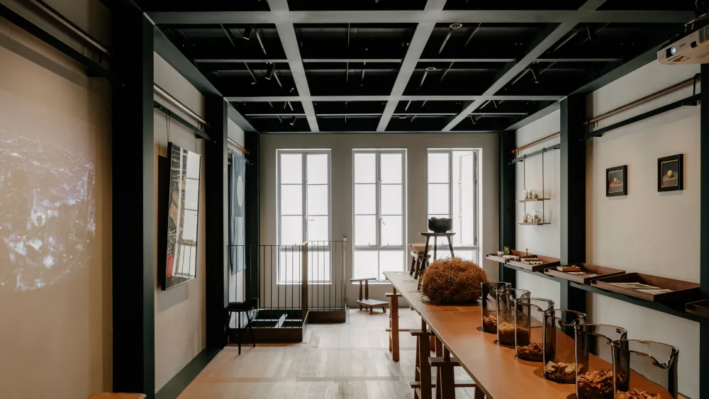 蜜雪冰城更改门店招牌颜色引争议/Perfumer H上海首店将开业/北京时装周LOGO发布