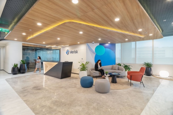 娱乐空间被精心布置在接待处附近 增强了可达性并促进放松和社交