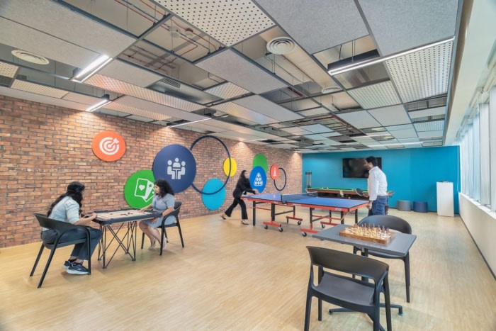 娱乐空间被精心布置在接待处附近 增强了可达性并促进放松和社交