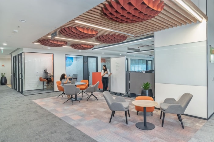 娱乐空间被精心布置在接待处附近 增强了可达性并促进放松和社交