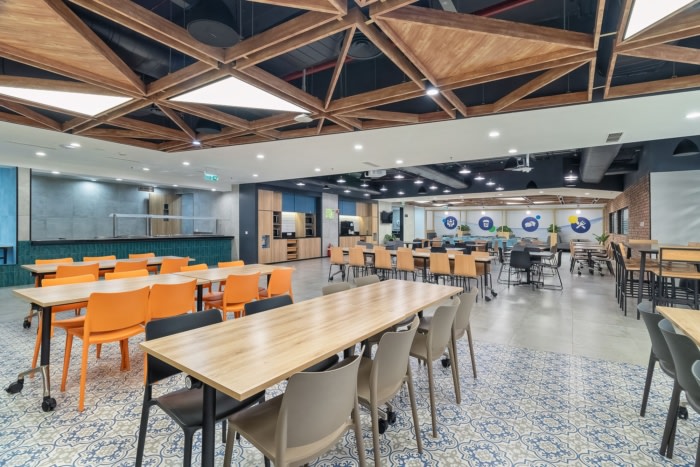 娱乐空间被精心布置在接待处附近 增强了可达性并促进放松和社交