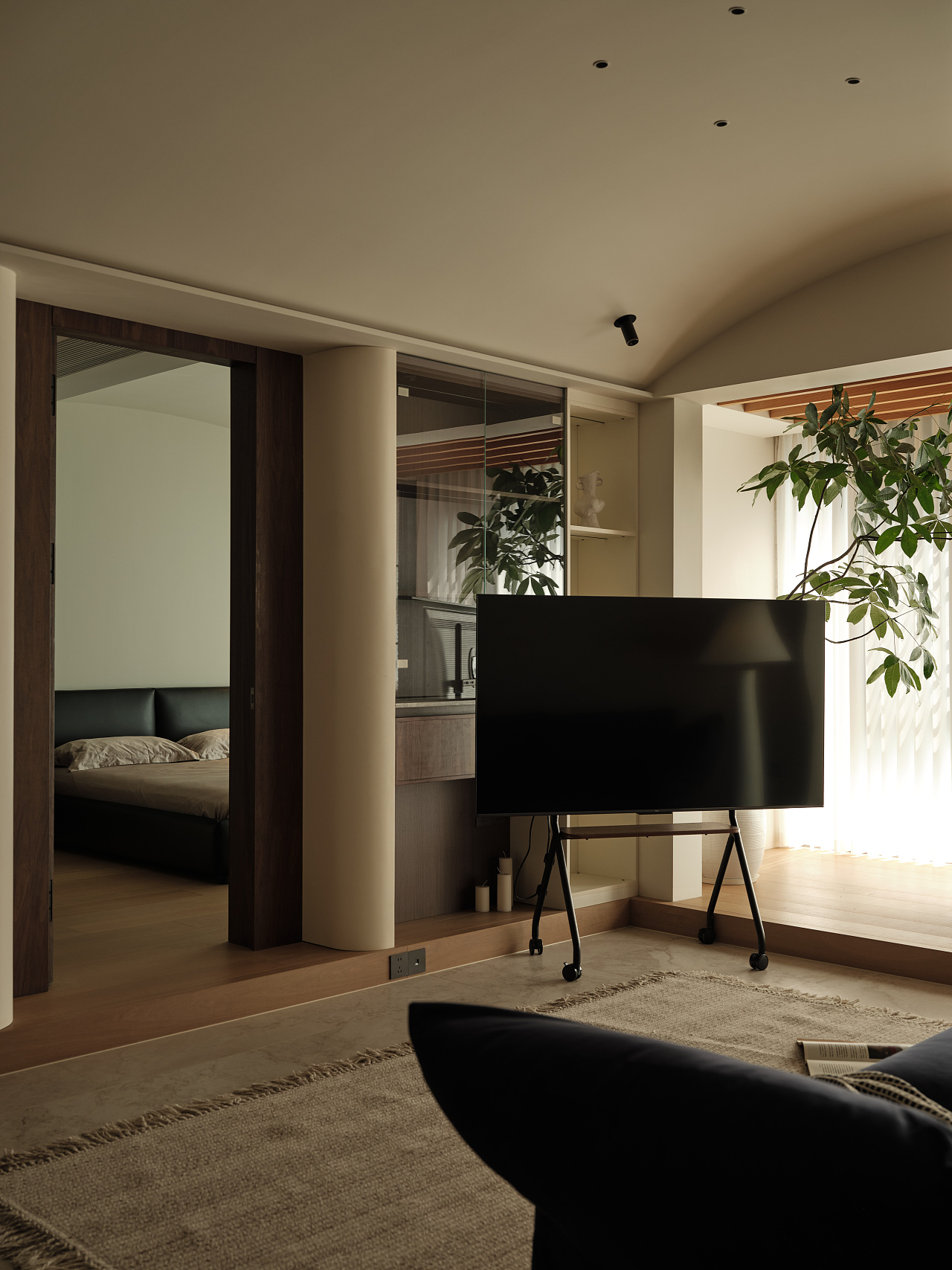 ▲动与静空间的联系
打通餐厅与书房的墙体，利用透光隔断增加公区的采光