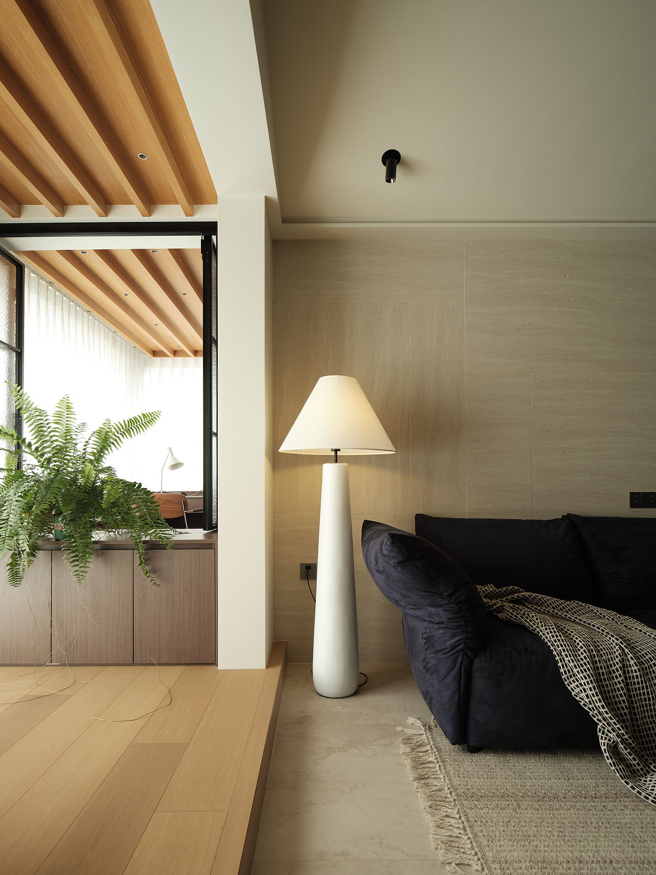 ▲延伸的木质天花连接内外空间