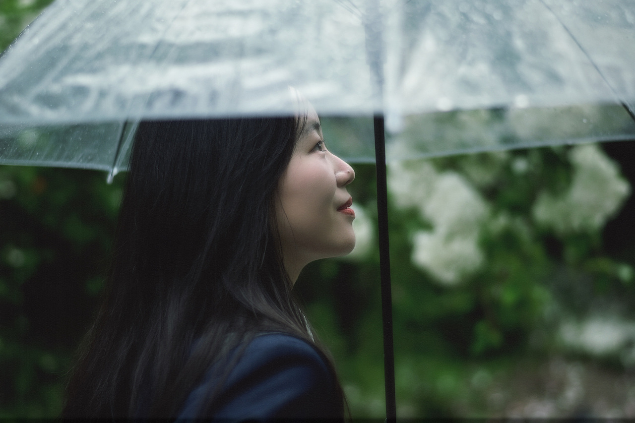 当雨滴擦亮青春，我们在水洼里打捞时光