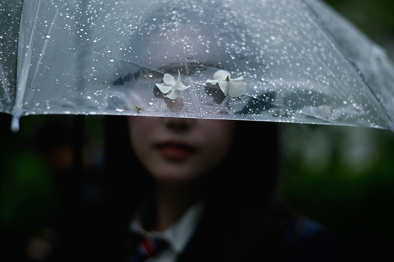 当雨滴擦亮青春，我们在水洼里打捞时光